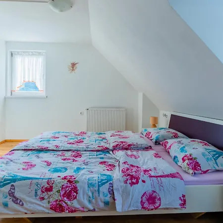 Apartma Lanita With Two Bedrooms & Terrace Podbocje